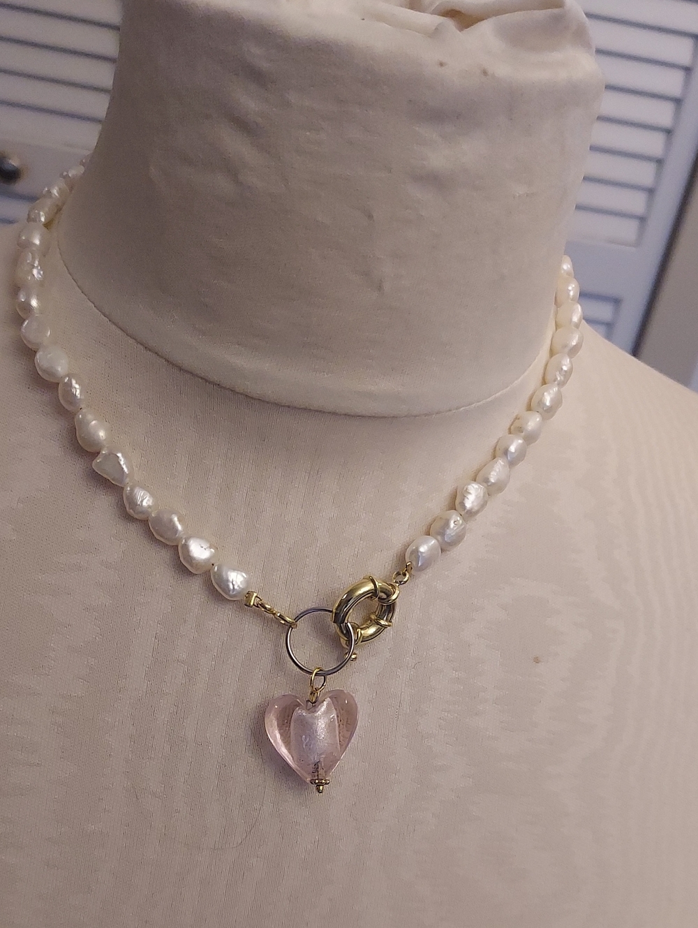 Pearl and Pink Necklace With Gold Feminine - Picture 4 of 5